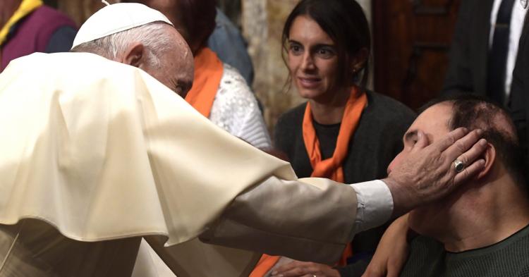 Francisco en el Ángelus: "Se ama a Dios si se ama al prójimo" Francisco en el Ángelus: "Se ama a Dios si se ama al prójimo"