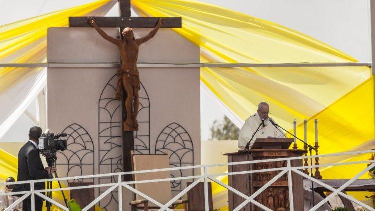 Francisco encomienda el "camino de Madagascar" a la Virgen María Francisco encomienda el "camino de Madagascar" a la Virgen María
