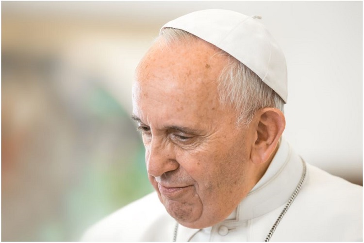 Francisco: La vida, sin asombro, se vuelve gris, monótona; también la fe. Francisco: La vida, sin asombro, se vuelve gris, monótona; también la fe.