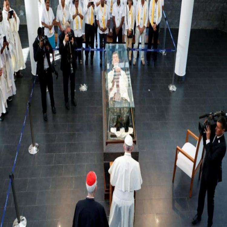 Francisco visitó la tumba del "apóstol de los negros"