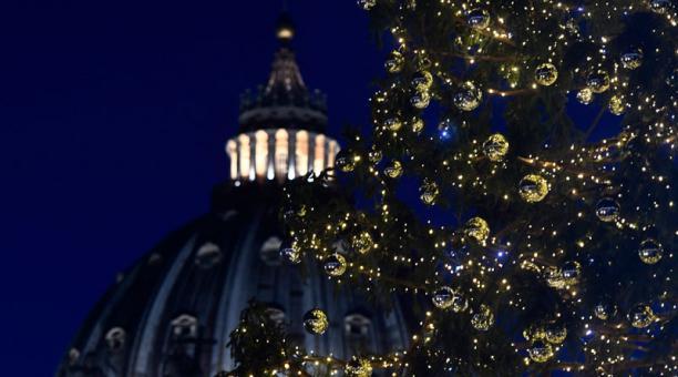 Inauguran el pesebre y encienden el árbol de Navidad en la Plaza de San Pedro