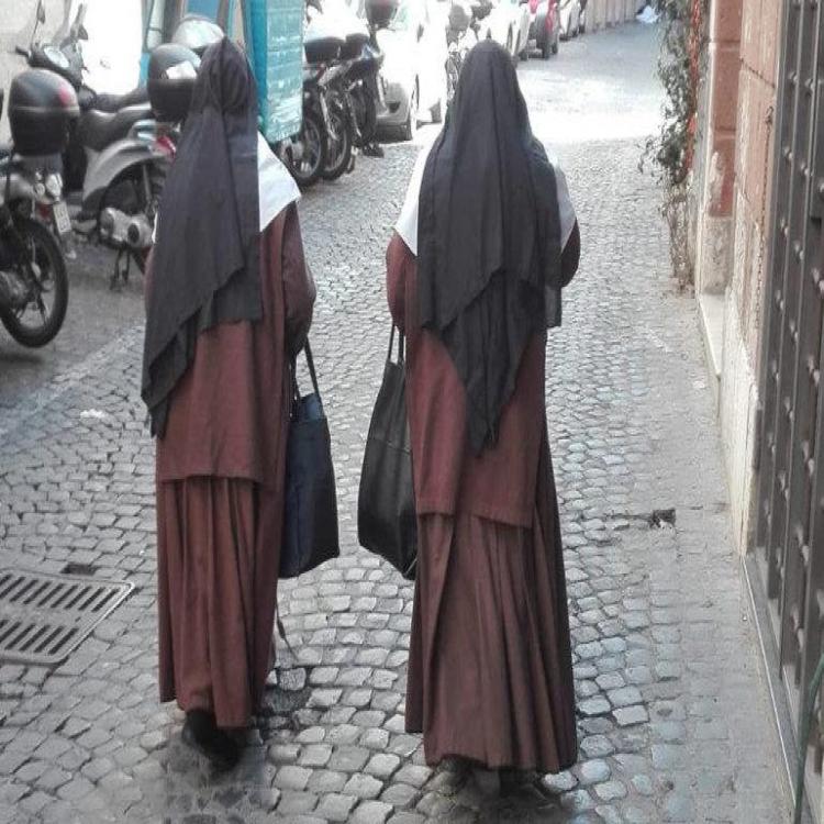 Las hermanas de la Cruz caminan por las calles de Roma asistiendo a los ancianos abandonados