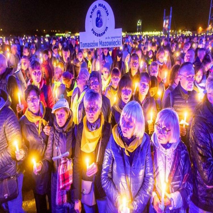 Miles de católicos polacos en la jornada Polonia bajo la Cruz