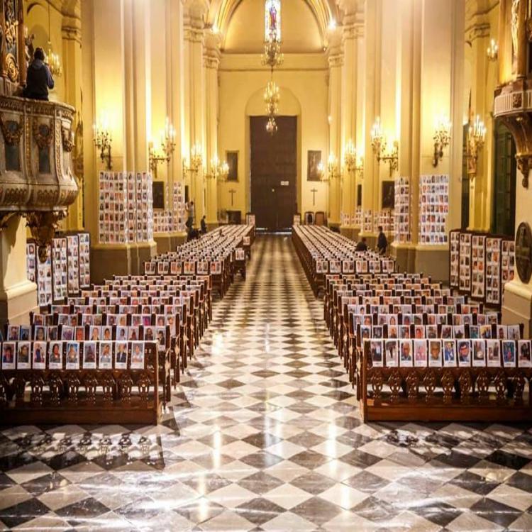 Misa del Corpus Christi en una catedral revestida con más de 5.000 fotos de víctimas del coronavirus Misa del Corpus Christi en una catedral revestida con más de 5.000 fotos de víctimas del coronavirus