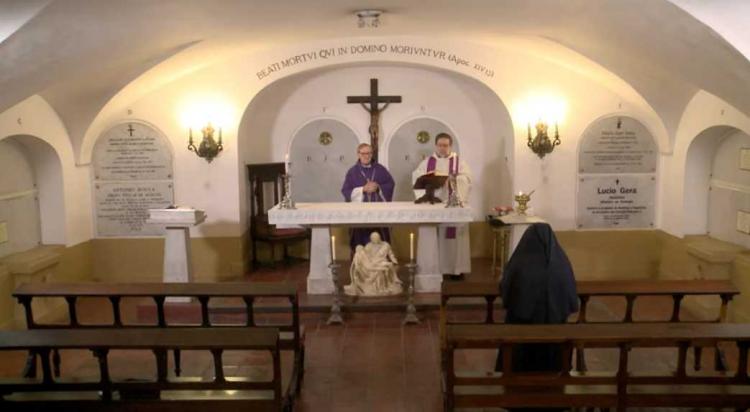 Misa por los obispos auxiliares y víctimas de la pandemia en la  cripta de la catedral