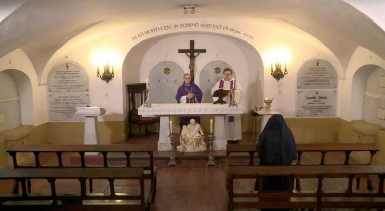 Misa por los obispos auxiliares y víctimas de la pandemia en la cripta de la catedral Misa por los obispos auxiliares y víctimas de la pandemia en la cripta de la catedral