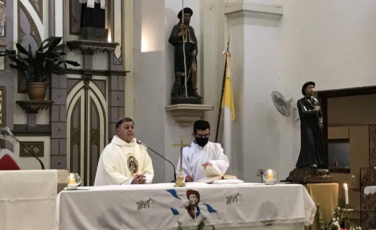 Mons. Araya pide al Santo Cura Brochero por los "changos y chinitas"