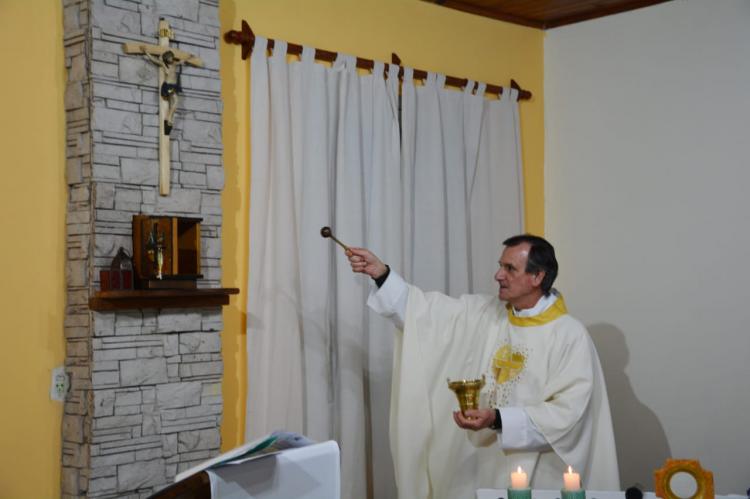 Mons. Canecín bendijo el oratorio de una escuela parroquial Mons. Canecín bendijo el oratorio de una escuela parroquial