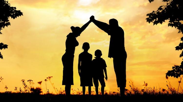 Mons. Castagna: "La familia, reservorio de valores y derechos" Mons. Castagna: "La familia, reservorio de valores y derechos"