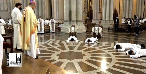 Mons. Fernández a los nuevos diáconos: "Disfruten bendiciendo" Mons. Fernández a los nuevos diáconos: "Disfruten bendiciendo"