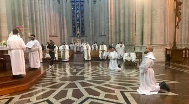 Mons. Fernández ordenó dos nuevos sacerdotes platenses Mons. Fernández ordenó dos nuevos sacerdotes platenses