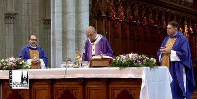 Mons. Fernández puso en posesión al nuevo párroco de la catedral platense Mons. Fernández puso en posesión al nuevo párroco de la catedral platense