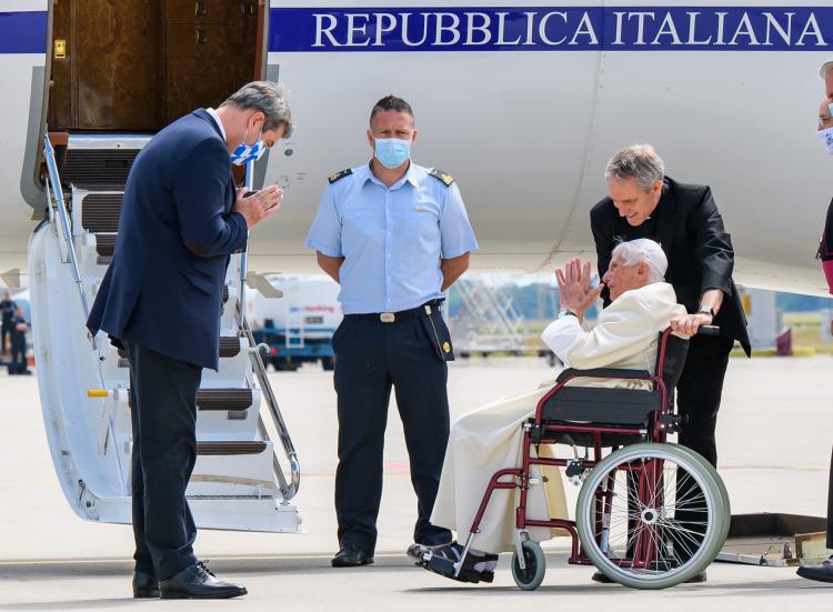 Mons. Ganswein: El estado de salud de Benedicto XVI no reviste gravedad Mons. Ganswein: El estado de salud de Benedicto XVI no reviste gravedad