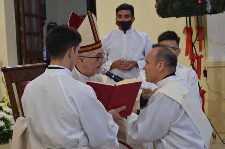 Mons. Juan Rubén Martínez ordenó un nuevo sacerdote para Posadas Mons. Juan Rubén Martínez ordenó un nuevo sacerdote para Posadas