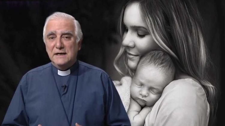 Mons. Lozano: "Un día de madres felices"