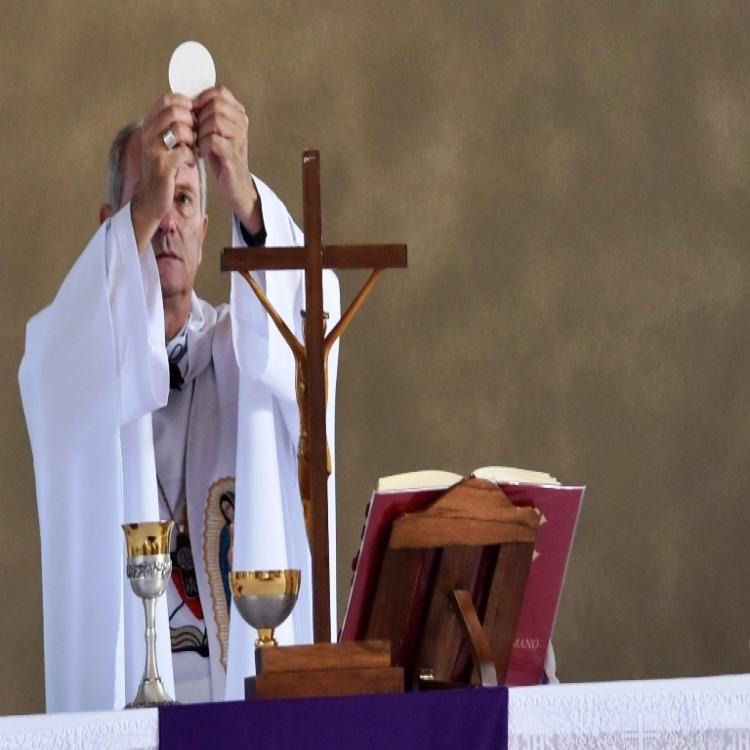 Mons. Lugones animó a rezar por los que ayudan a los más pobres Mons. Lugones animó a rezar por los que ayudan a los más pobres