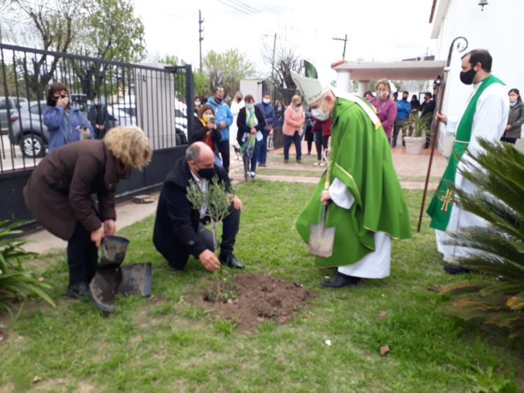 Mons. Malfa celebró las fiestas patronales de la comunidad de Brandsen Mons. Malfa celebró las fiestas patronales de la comunidad de Brandsen