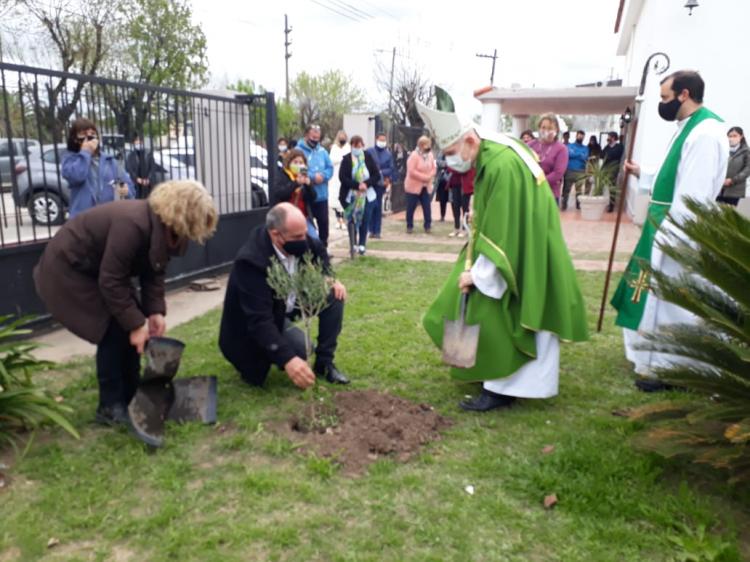 Mons. Malfa celebró las fiestas patronales de la comunidad de Brandsen