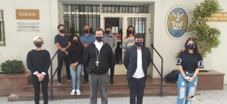 Mons. Mestre junto a los presidentes de Centros de Estudiantes de Colegios Católicos