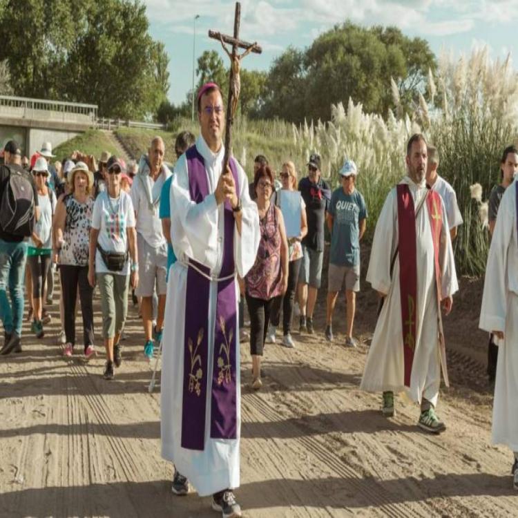Mons. Mestre participó del viacrucis ribereño en Necochea Mons. Mestre participó del viacrucis ribereño en Necochea