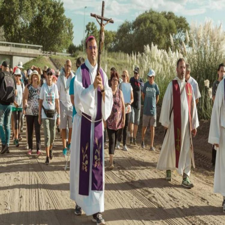 Mons. Mestre participó del viacrucis ribereño en Necochea