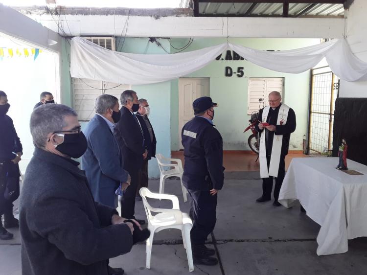 Mons. Urbanc entronizó una imagen de San José en una comisaría catamarqueña Mons. Urbanc entronizó una imagen de San José en una comisaría catamarqueña