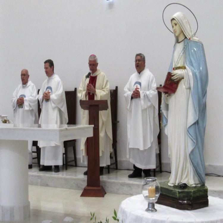 Mons. Uriona consagró el altar de la parroquia San Cayetano
