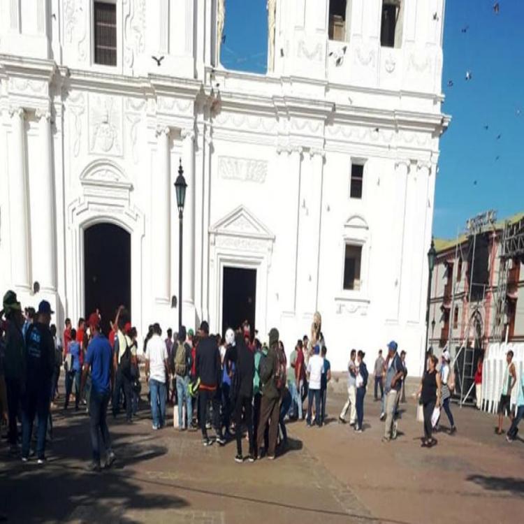 Nicaragua: Una Iglesia "sitiada" y la catedral de Managua profanada