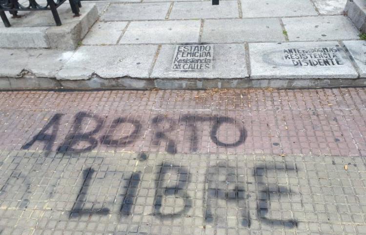 Nuevas pintadas a la catedral de Lomas tras marcha de mujeres