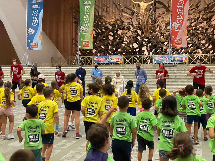 Papa Francisco: Visita sorpresa a los niños de la Escuela de verano del Vaticano Papa Francisco: Visita sorpresa a los niños de la Escuela de verano del Vaticano