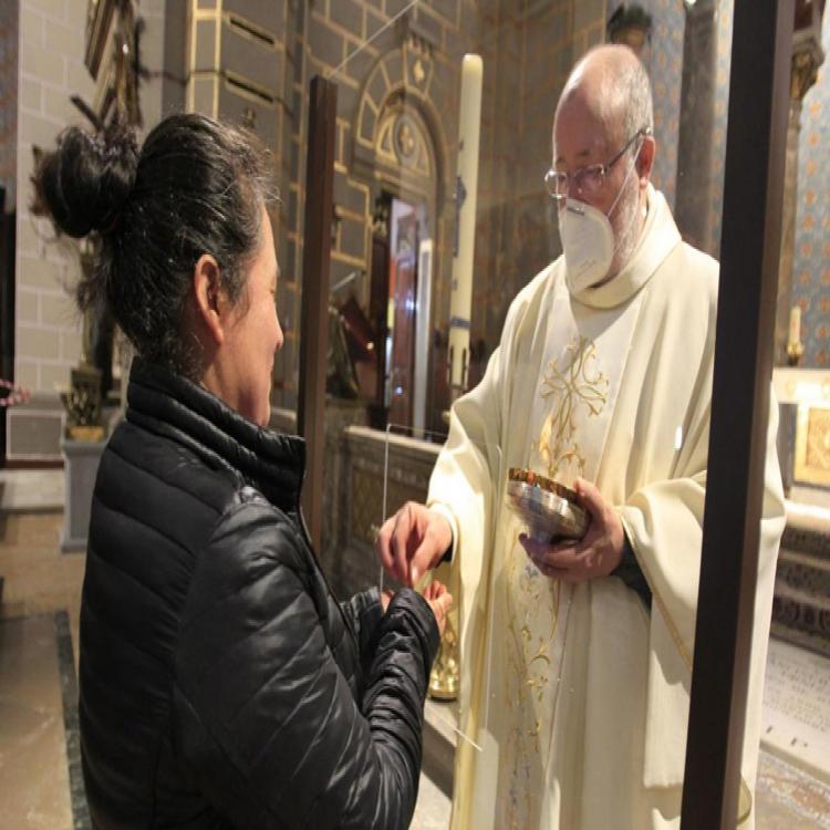 Para los católicos la Eucaristía es un servicio esencial