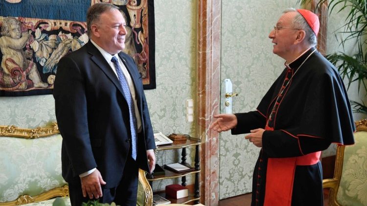 Pompeo visita el Vaticano y reúne con el cardenal Parolin