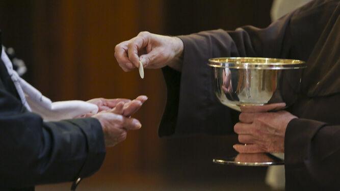 Precisiones del arzobispo de La Plata sobre la comunión en la mano