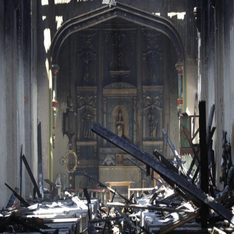 Profunda tristeza del arzobispo de Los Ángeles por el incendio de la Misión fundada por san Junípero Serra