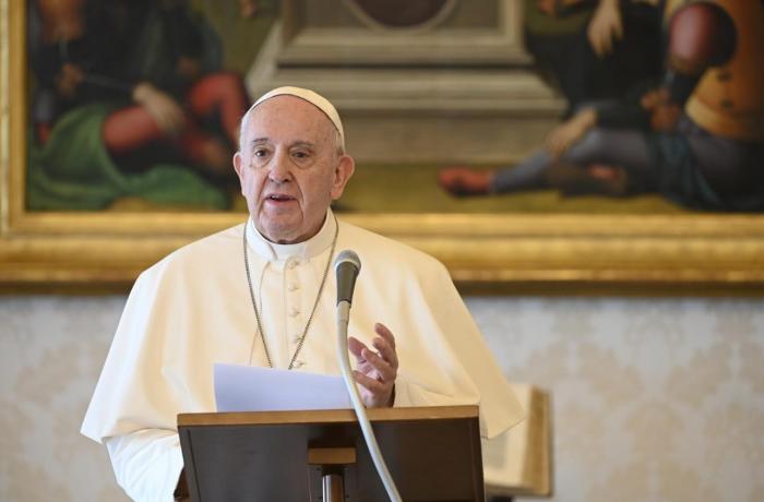 Regina Caeli: El Espíritu Santo nos ayuda a ser personas libres, que quieren y saben amar