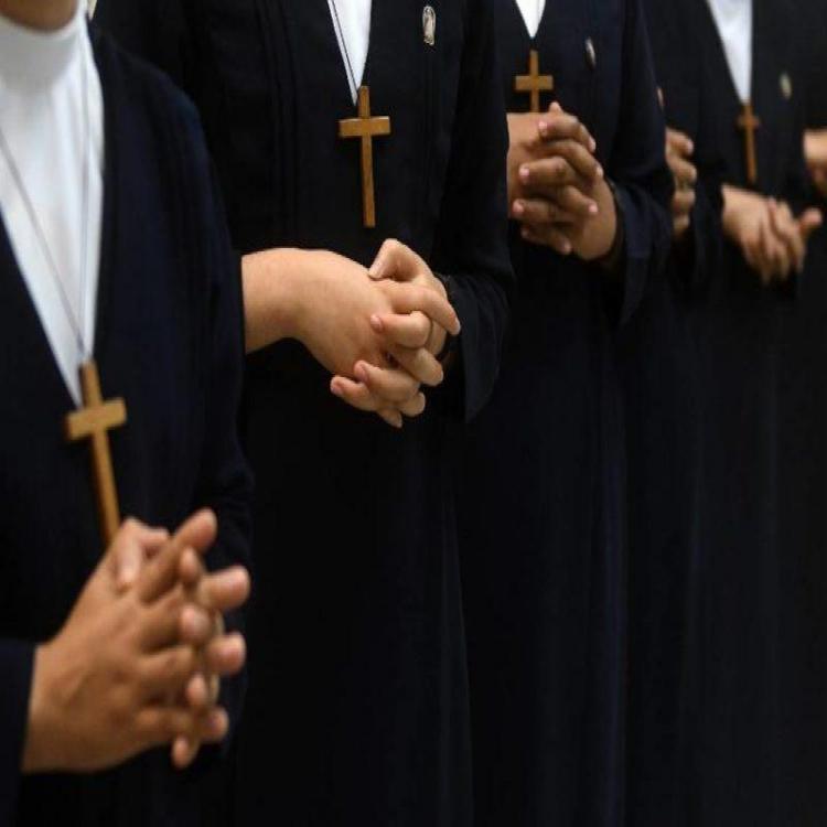 Sínodo de Obispos Andrea Tornielli: Esas monjas que "escuchan confesiones"