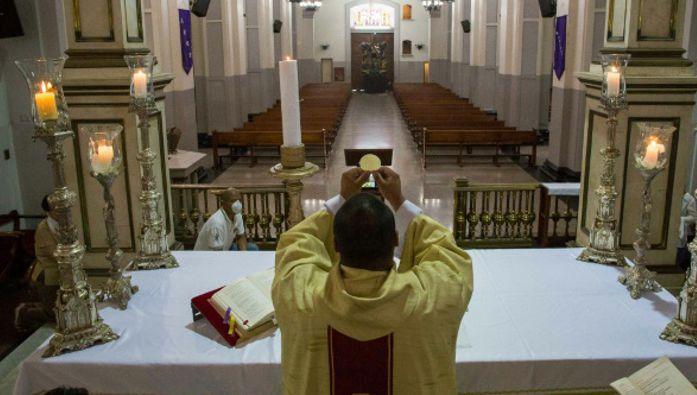 Sobre la apertura gradual de la celebración de la Eucaristía