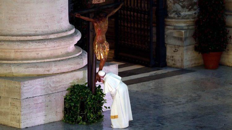 Tornielli: "El Crucifijo bañado por las lágrimas del cielo y el Papa, solo"