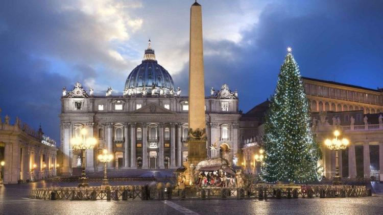 Un árbol navideño esloveno y un pesebre de cerámica italiana en la Plaza San Pedro