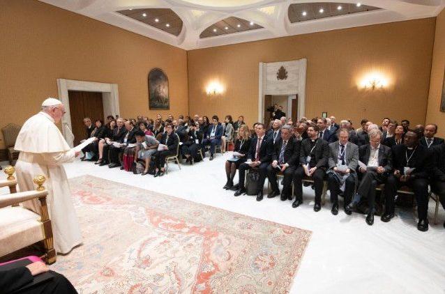 Universidades católicas: contribuyan a la salud integral del hombre, pidió el Papa