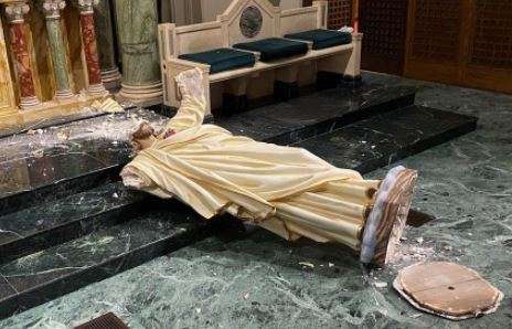 Vandalizan imagen del Sagrado Corazón en catedral estadounidense Vandalizan imagen del Sagrado Corazón en catedral estadounidense