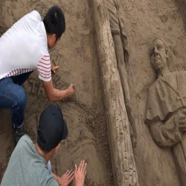Vietnam: Tres jóvenes recordaron la bendición del Papa con una escultura Vietnam: Tres jóvenes recordaron la bendición del Papa con una escultura