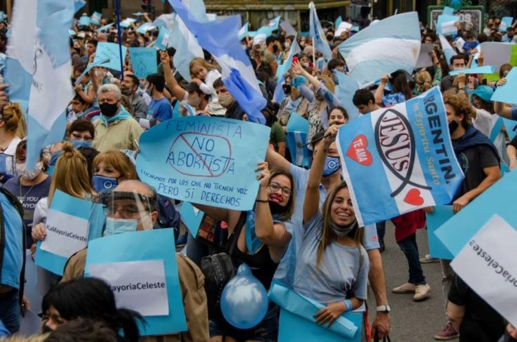 Vigilia por la vida de la mayoría celeste frente al Congreso