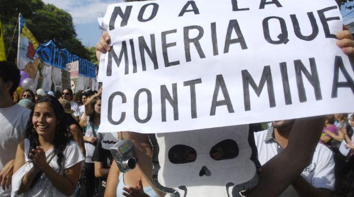 Abrazo simbólico a catamarqueños y chubutenses movilizados contra la megaminería Abrazo simbólico a catamarqueños y chubutenses movilizados contra la megaminería
