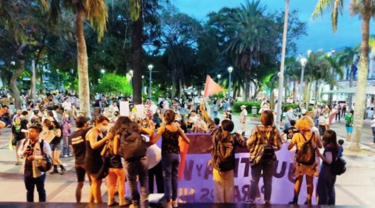 Bolivia: Lamentan agresión violenta frente a la catedral por grupo de feministas