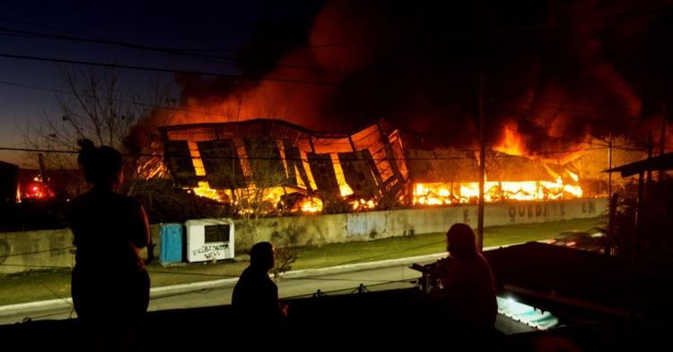 Cercanía de Mons. Tissera con los afectados por el incendio en Bernal Cercanía de Mons. Tissera con los afectados por el incendio en Bernal