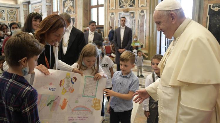 "Compartir abre caminos de libertad, renacimiento y dignidad", aseguró el Papa "Compartir abre caminos de libertad, renacimiento y dignidad", aseguró el Papa