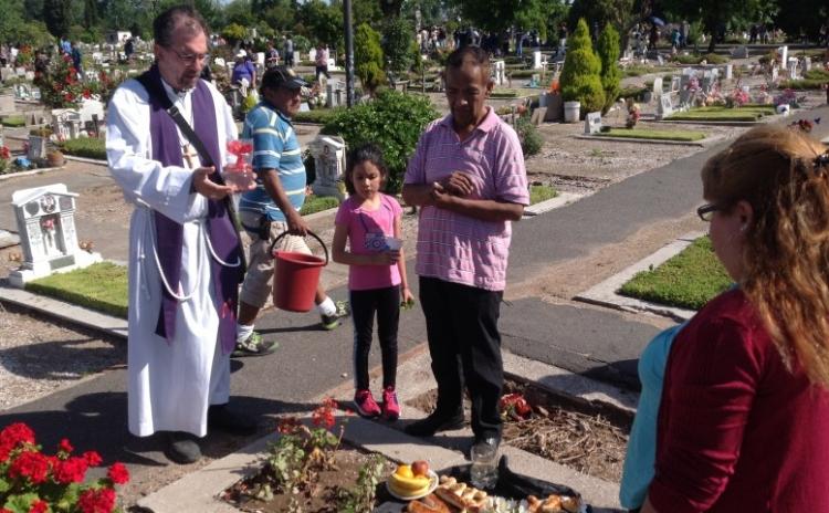 "Consuelen a mi pueblo", gesto misionero en los cementerios porteños "Consuelen a mi pueblo", gesto misionero en los cementerios porteños