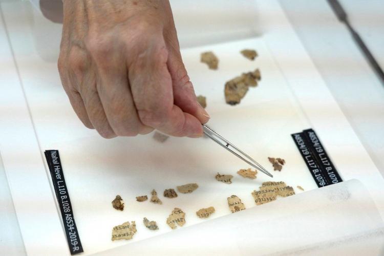 Descubren en Israel fragmentos bíblicos de 2.000 años de antigüedad Descubren en Israel fragmentos bíblicos de 2.000 años de antigüedad