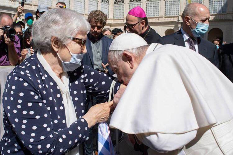 Diario vaticano destaca el gesto del Papa con una sobreviviente del Holocausto Diario vaticano destaca el gesto del Papa con una sobreviviente del Holocausto